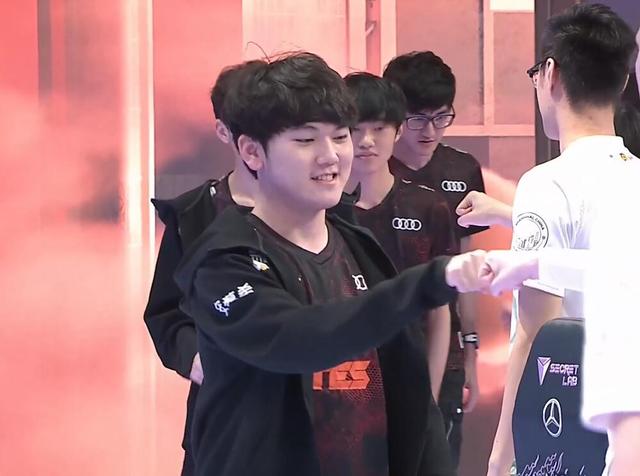 Light ：今天是我们团队的救赎！知道输会被淘汰 所以大家打得很好